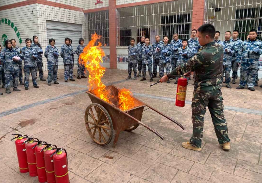 揭秘重庆孩子沉迷网络全封闭叛逆行为矫正学校1