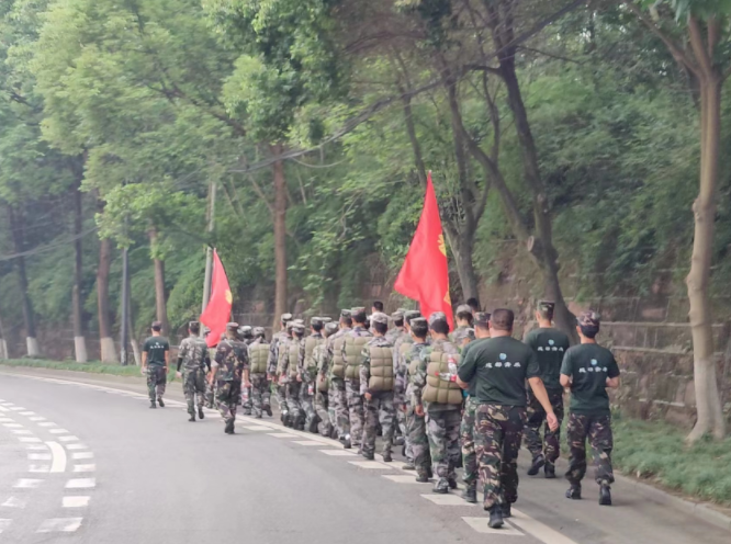 四川省孩子厌学矫正教育引导者【翔龙青禾素质教育】学校全封闭式军事管理